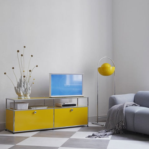 Gul tv benk med åpen etasje
